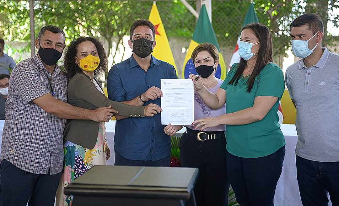 Em Tarauacá, Gladson entrega ônibus escolares e assina ordem de serviço para reforma de escolas