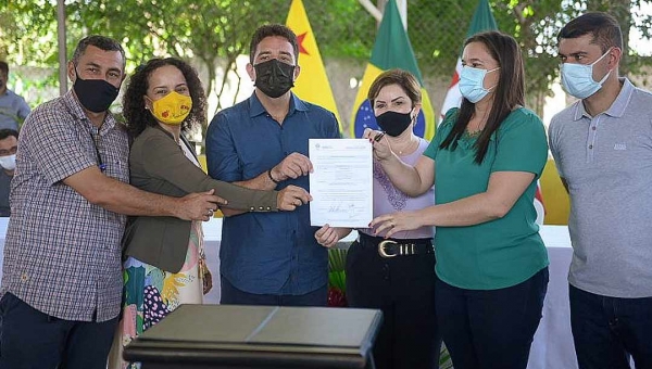 Em Tarauacá, Gladson entrega ônibus escolares e assina ordem de serviço para reforma de escolas
