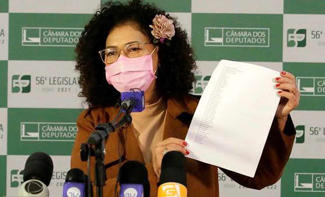 Perpétua protocola PEC que veda militares da ativa no governo