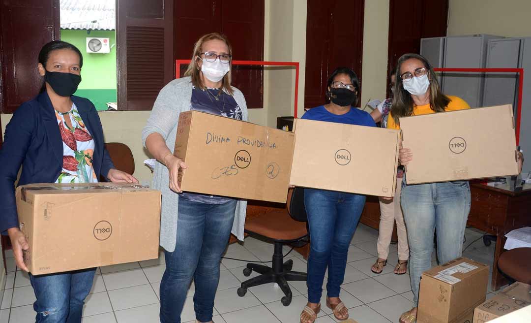 Núcleo de Educação de Cruzeiro do Sul entrega equipamentos de informática e kits de cozinha