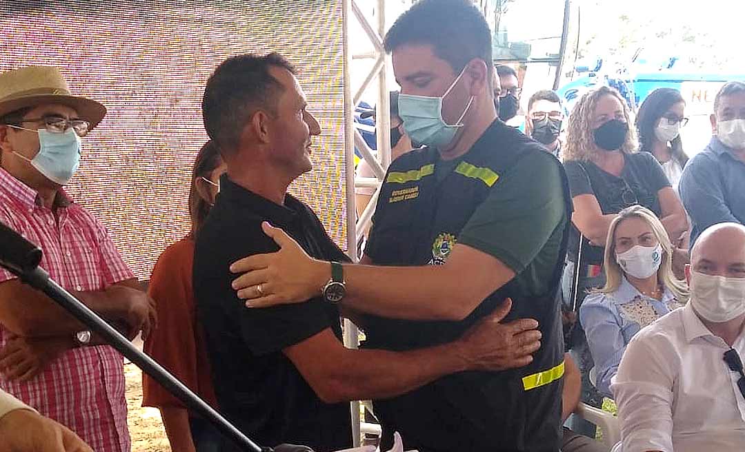 Na zona rural de Plácido, Gladson entrega pontes e máquinas e vistoria obras em ramais