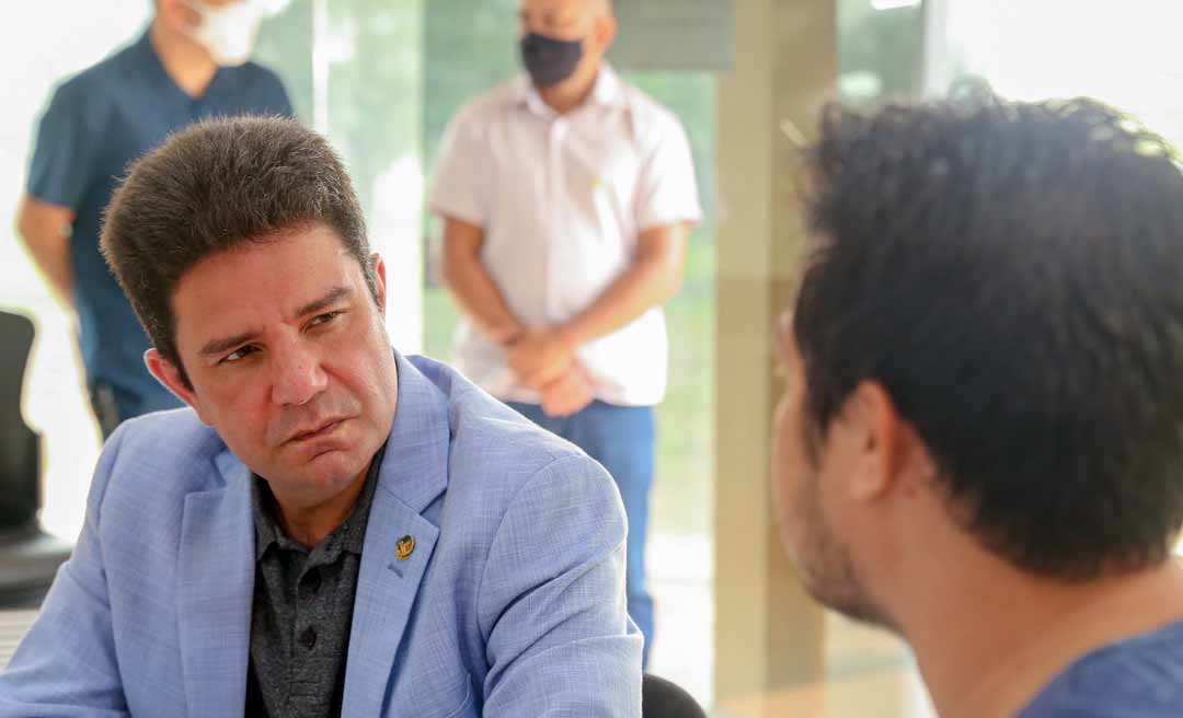 Estudantes se reúnem com Gladson e entregam Plano de Ações para a Juventude