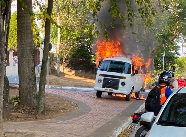 Kombi da Secretaria de Ação Social do Município pega fogo no Parque da Maternidade