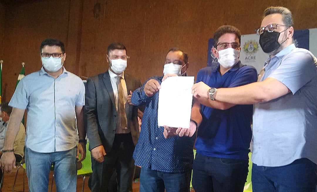 Em dia de reaproximação com Mazinho, Cameli assina convênios com sete municípios