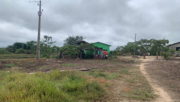 Em Rodrigues Alves, ação movida com o apoio de Terezinha Fernandes beneficia família de agricultores com luz