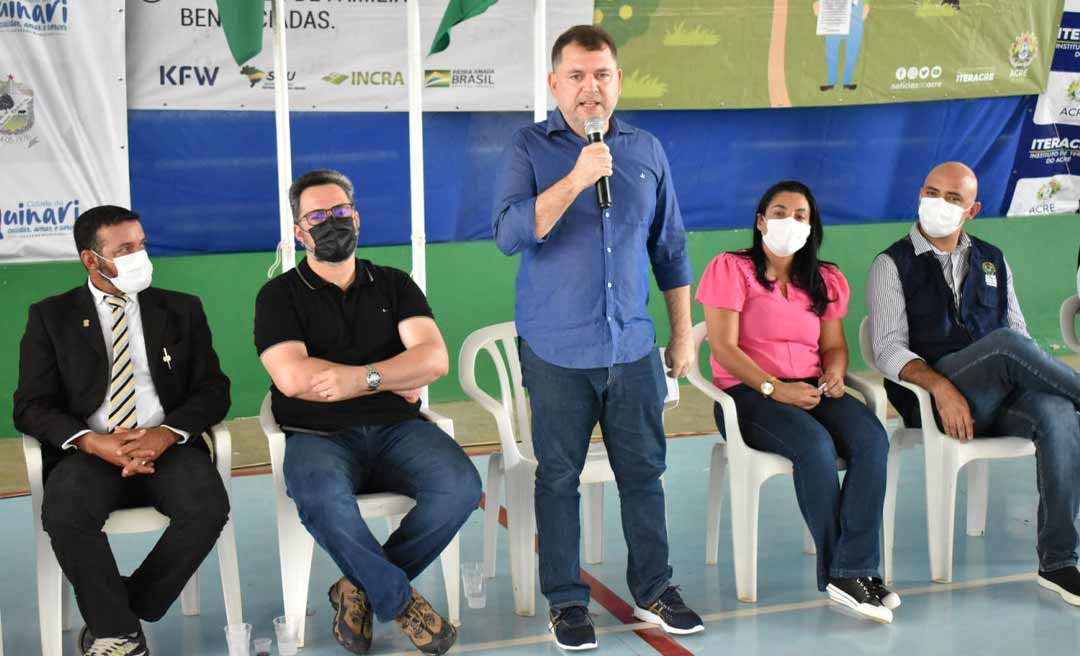 Governo entrega títulos de regularização fundiária em Senador Guiomard