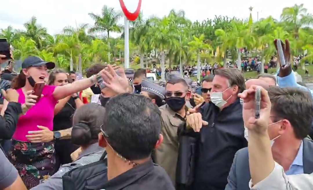 Presidente Bolsonaro é recebido com vaias e aplausos em visita ao santuário de Aparecida nesta terça
