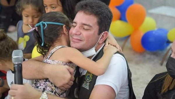 Gladson Cameli entrega brinquedos a crianças carentes do bairro Jorge Lavocat, em Rio Branco