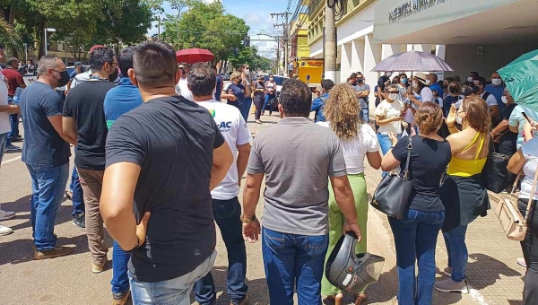 Após pressão na porta da prefeitura, comissão de trabalhadores é recebida