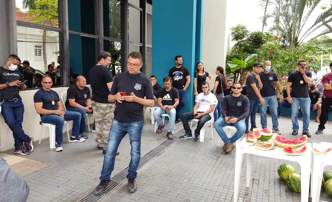 Policiais penais em função de chefia e do monitoramento de presos estão entregando os cargos em protesto contra o governo