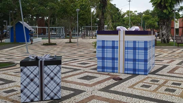Decoração natalina em Rio Branco tem casinha azul do Papai Noel e restos das luzes da gestão Socorro Neri