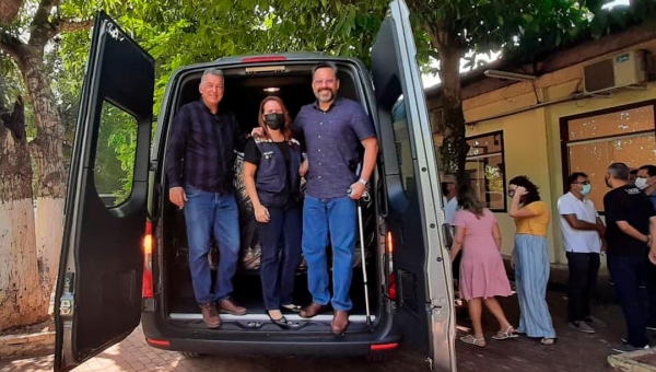 Deputado federal Alan Rick entrega Van à organização cristã Jovens Com Uma Missão