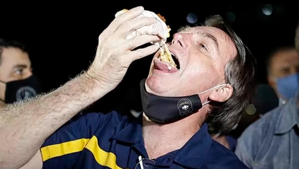 Bolsonaro foi internado por não mastigar camarões, confirma médico