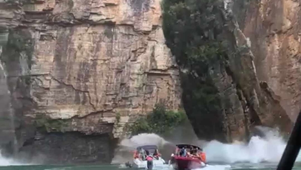 Cânion desaba, atinge lanchas de turistas e causa morte em Capitólio, MG