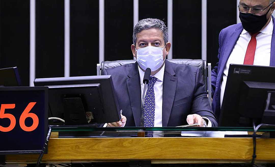 "Cofres estaduais estão abarrotados de dinheiro", diz Lira sobre ICMS dos combustíveis