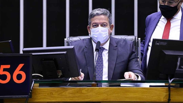 "Cofres estaduais estão abarrotados de dinheiro", diz Lira sobre ICMS dos combustíveis