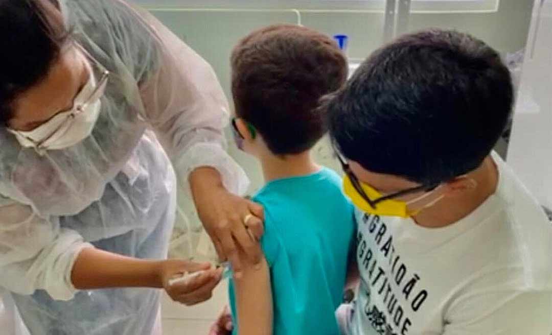 Jenilson leva o filho para vacinar contra Covid-19: “A maneira mais eficiente de salvar vidas é vacinando quem a gente gosta”