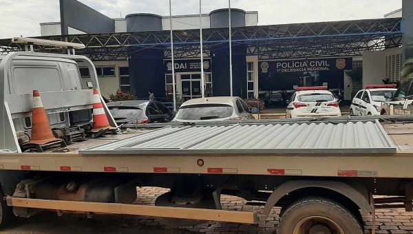Mulher é presa por receptação de portão roubado de residência no loteamento Bonsucesso