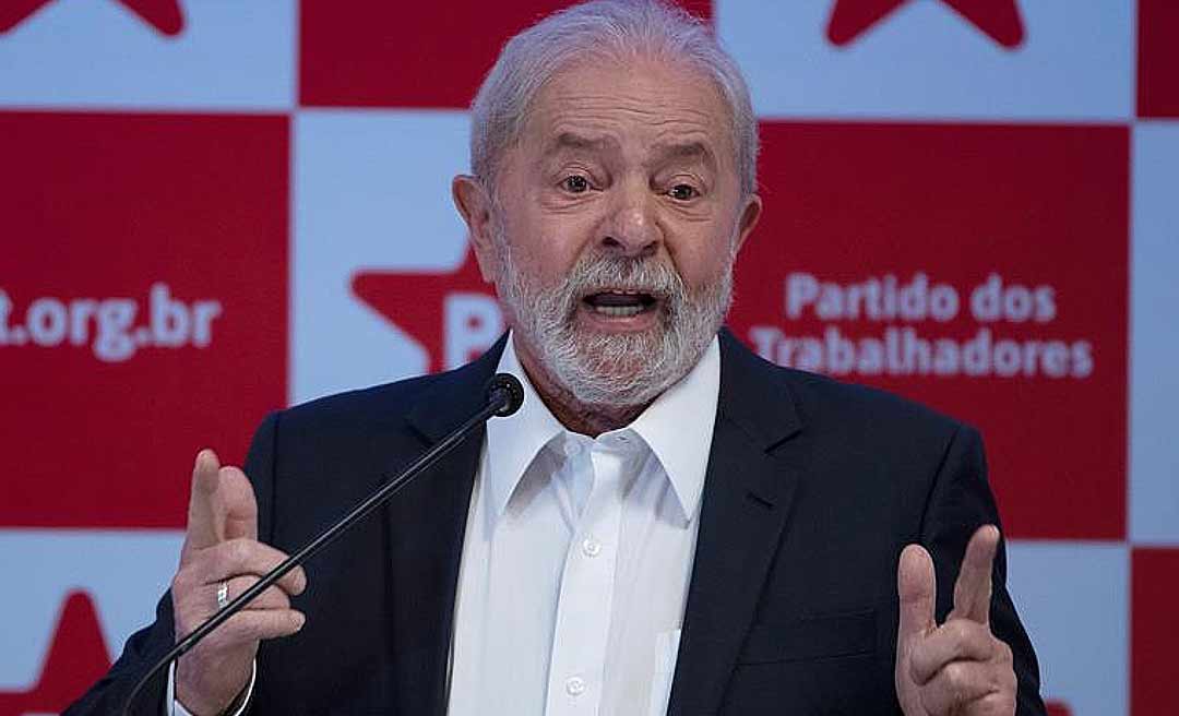 Lula promete não manter preço do combustível vinculado ao dólar se for eleito