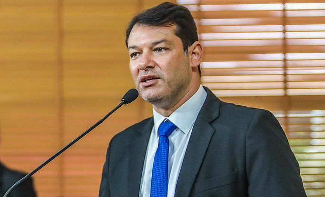 Roberto Duarte diz que Gladson precisa anunciar logo o reajuste linear dos servidores