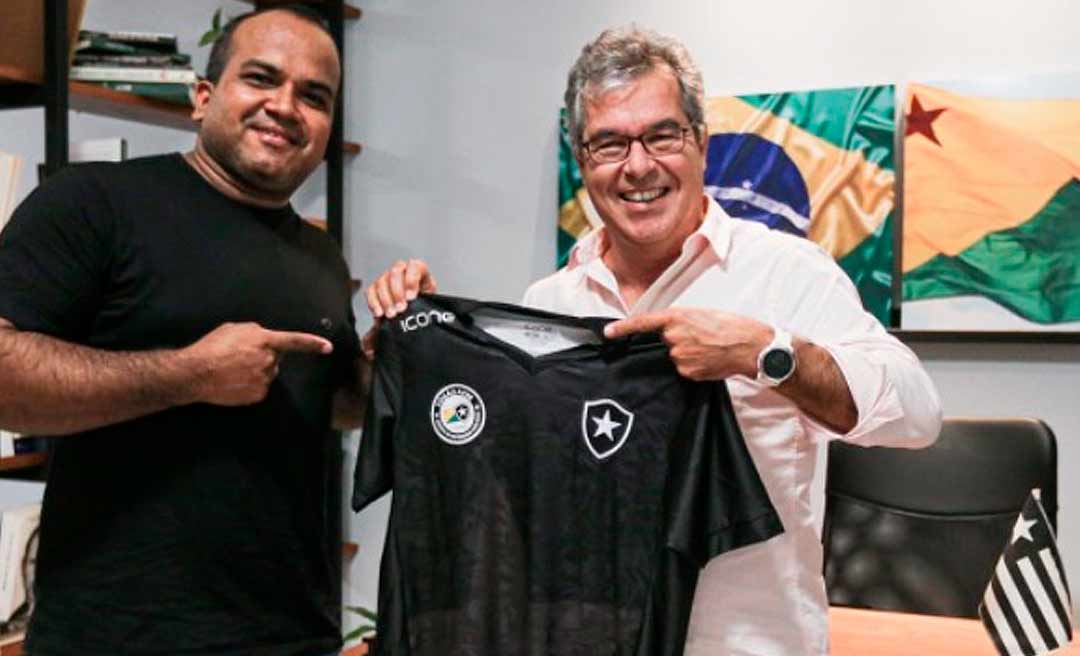 Ao ser presenteado com a camisa do Botafogo, Jorge Viana diz: “tudo que me envolvo tem estrela, uma das paixões é a estrela do nosso Acre”