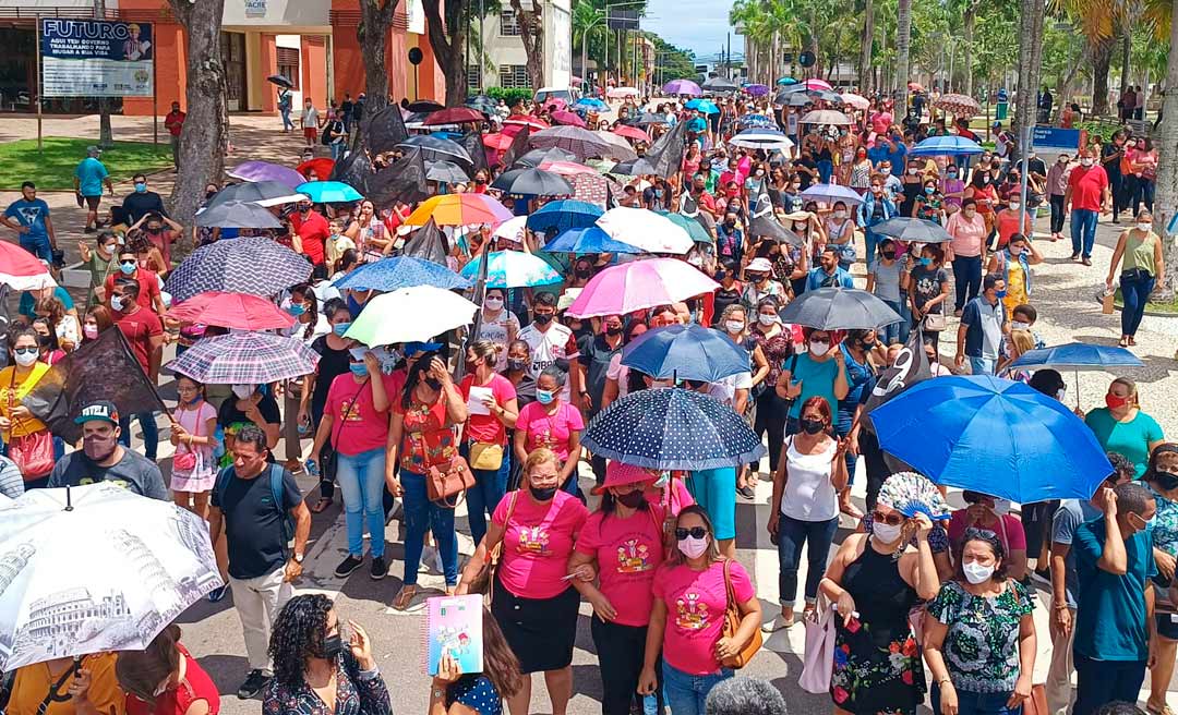 Protestando contra Gladson e Bocalom, servidores da Educação em greve caminham no centro de Rio Branco
