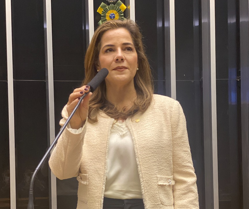 Com apoio de Mara Rocha, extrativistas da Reserva Chico Mendes conseguem autorização do ICMBIO para explorar o cipó unha de gato