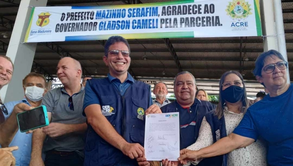 Mazinho recebe Gladson em Sena com faixa de agradecimento e diz que intriga é coisa do passado: “Quem vive de passado é museu”