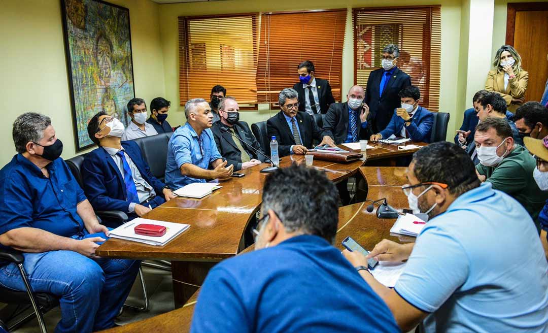 Governo diz que não há recursos para novo cálculo da Educação e revolta deputados e sindicalistas