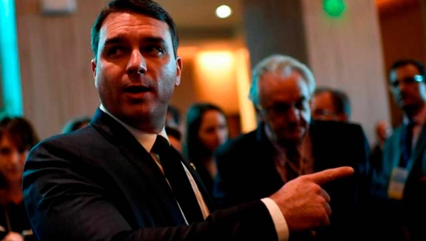 Flávio Bolsonaro avisa que estará no Acre no dia 26 de abril