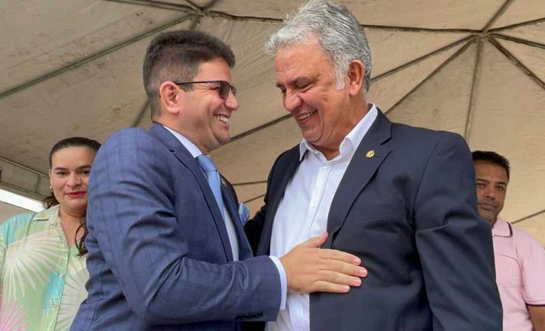 Adversários, Gladson e Petecão se reencontram no aniversário de Tarauacá e trocam sorrisos e abraços