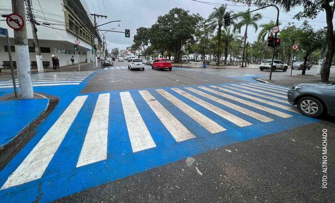 Faixas de pedestres com fundo azul têm objetivo didático e finalidade de chamar atenção, diz RBTrans