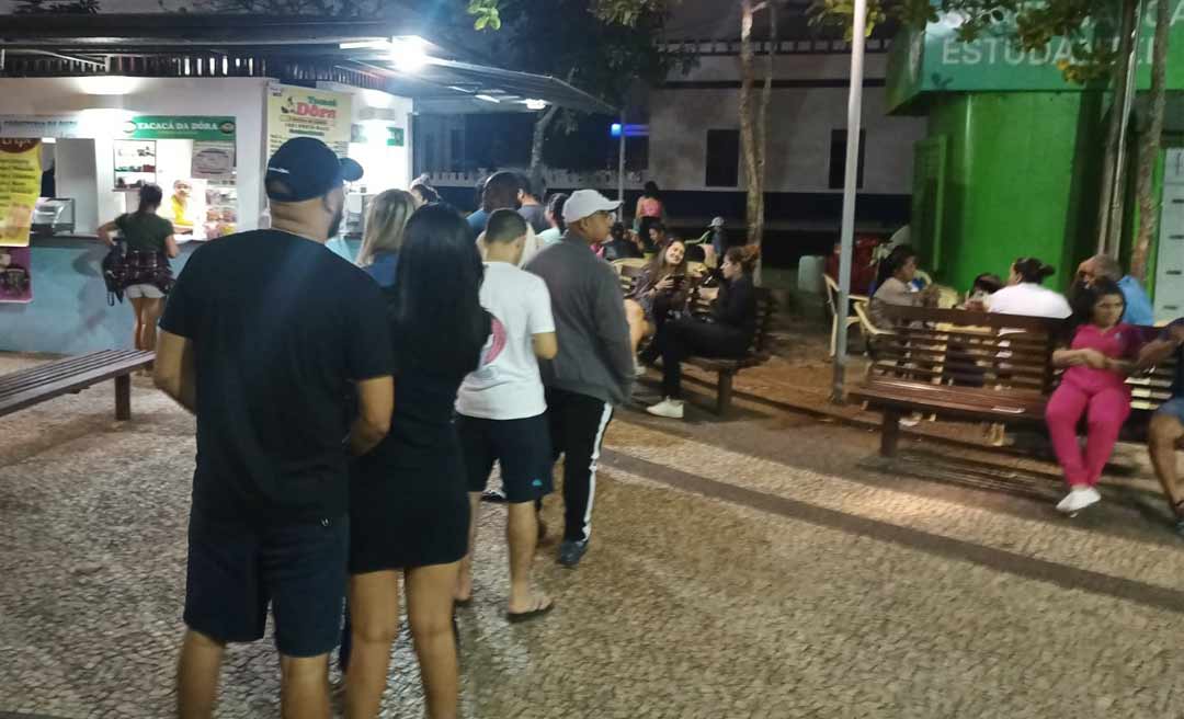 Noite fria em Rio Branco tem fila por tacacá na Praça da Revolução
