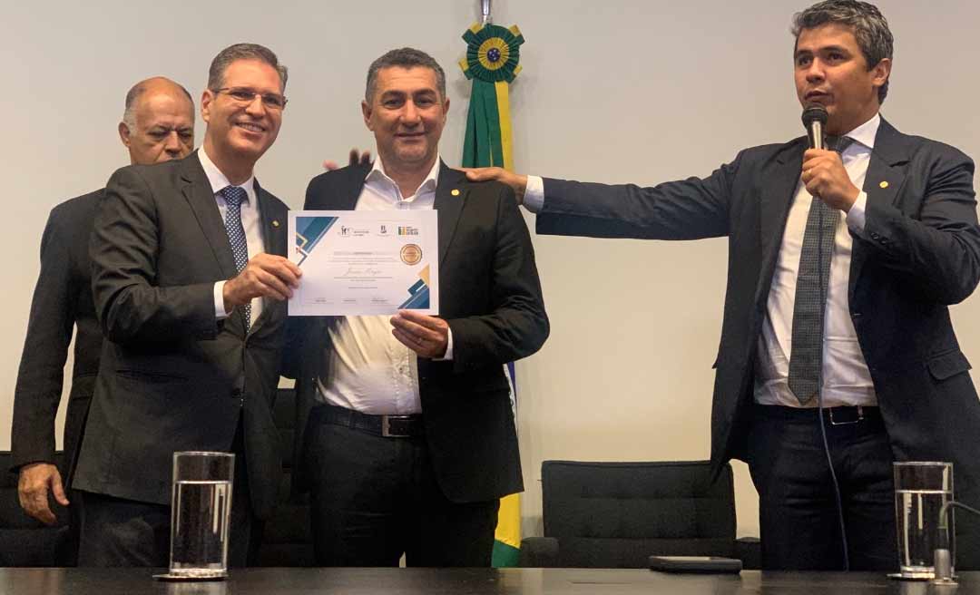 Jesus Sérgio é homenageado na Câmara pela Defesa da Vida e da Família