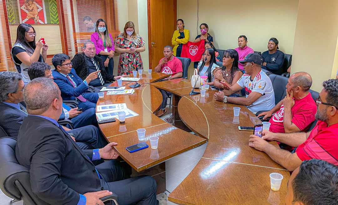 Parlamentares recebem moradores ameaçados de despejo no Defesa Civil
