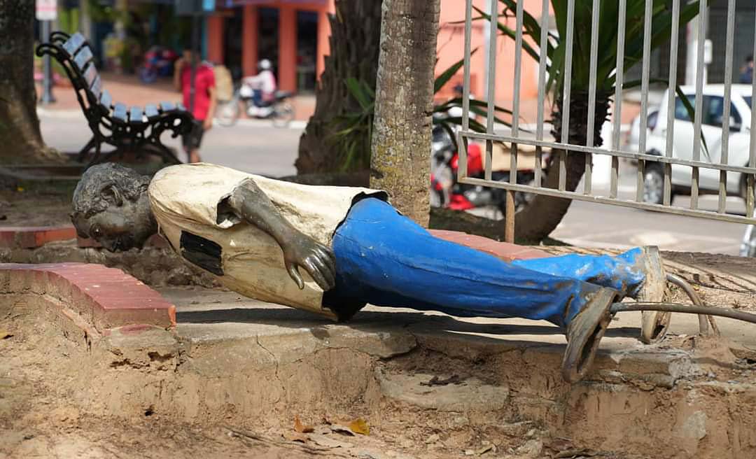 Derrubada de estátua de Chico Mendes em Rio Branco causa protesto de ativistas nas redes