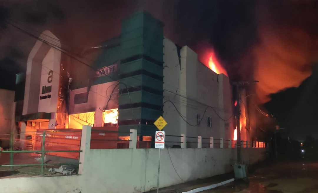 Incêndio destrói casa agropecuária na Via Chico Mendes, no Segundo Distrito de Rio Branco; veja vídeo