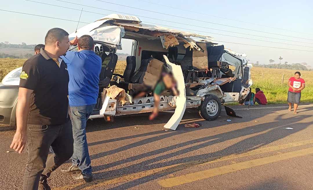 Sesacre confirma cinco óbitos em colisão entre van e caminhão na BR-317; quatro estão feridos