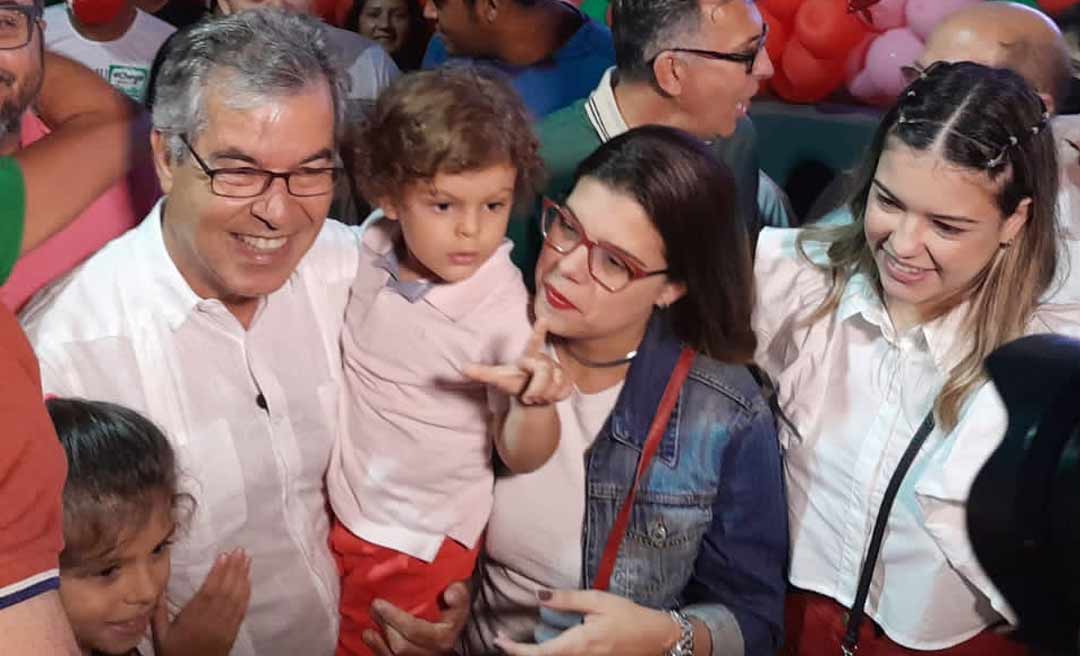 "Vamos oferecer o nosso trabalho", diz Jorge Viana na chegada para convenção