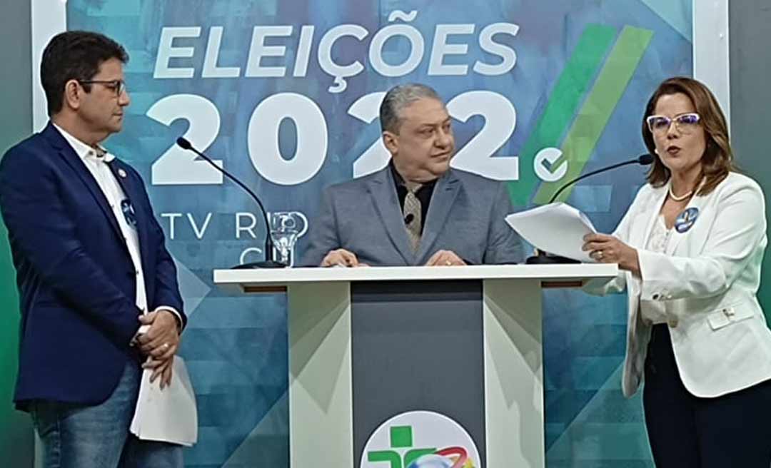 Ao ser cutucado por Mara no debate, Gladson sugere: “Tome um copo com água, a senhora está muito nervosa”