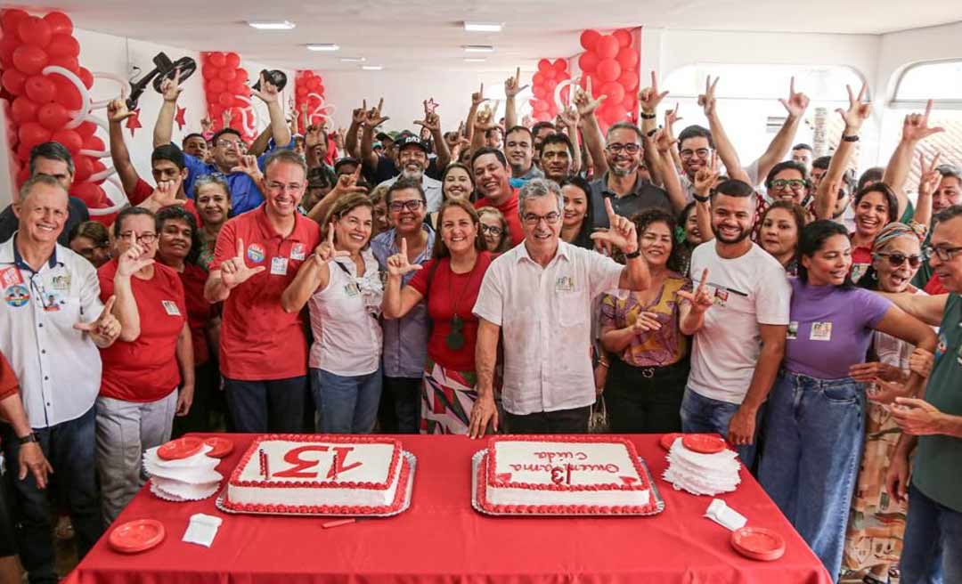 Militância do PT abraça o candidato ao governo do Acre, Jorge Viana em celebração ao seu aniversário