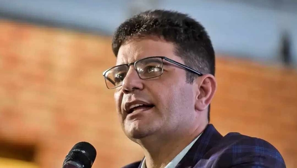 Em live, Gladson lamenta ataques, diz que adversários estão desesperados e afirma: “Não vou entrar nessa sujeira”