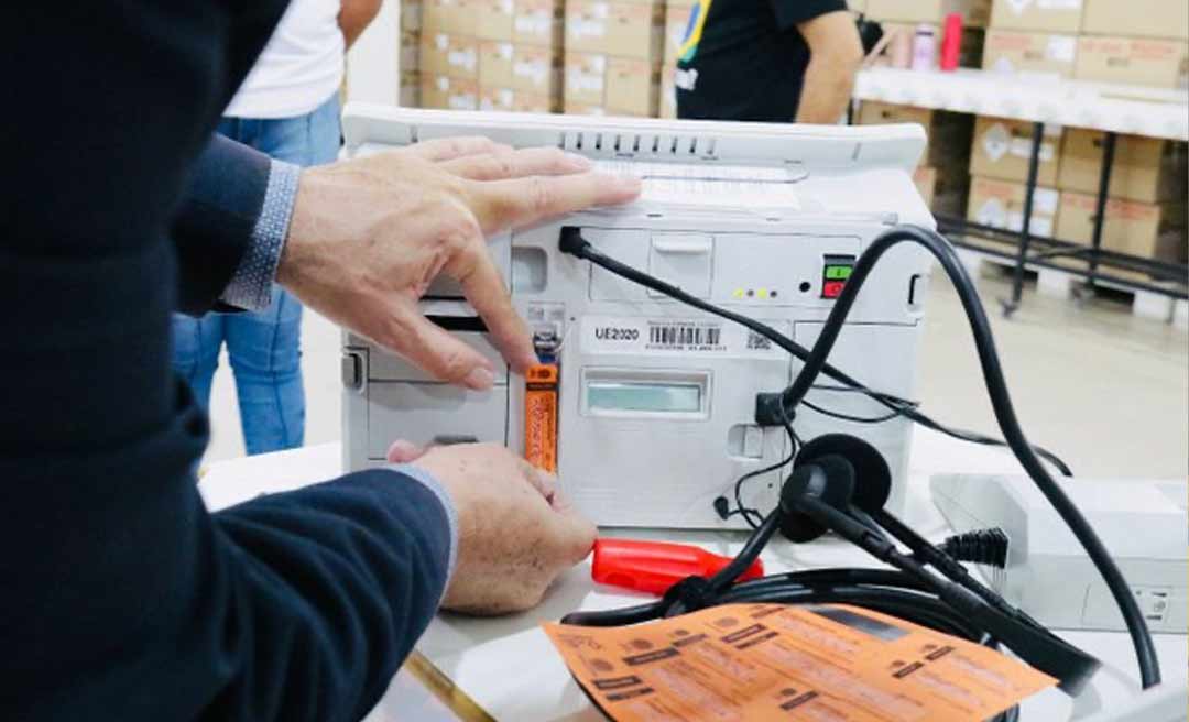 TRE do Acre inicia carga e lacre das urnas eletrônicas que serão utilizadas nas eleições 2022