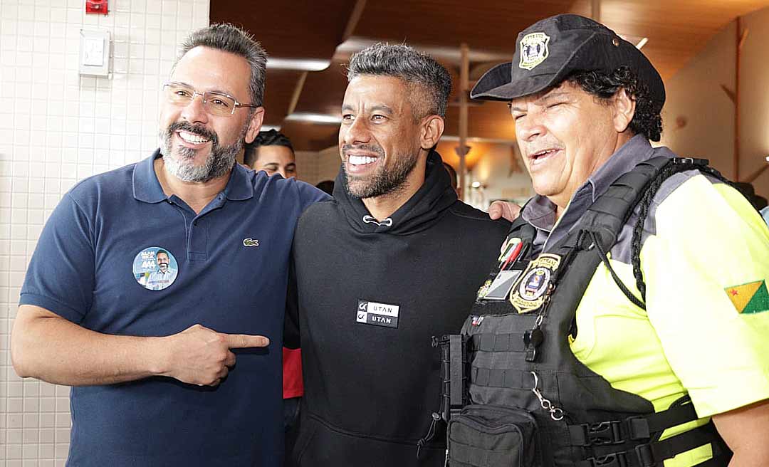 Alan Rick recebe Léo Moura, ex-lateral do Flamengo no aeroporto de Rio Branco