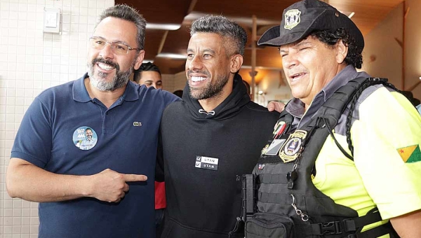 Alan Rick recebe Léo Moura, ex-lateral do Flamengo no aeroporto de Rio Branco