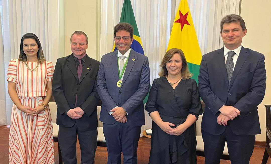 Longo participa de encontro com defensores-gerais de todo o Brasil e do Acre e recebe elogio de Gladson