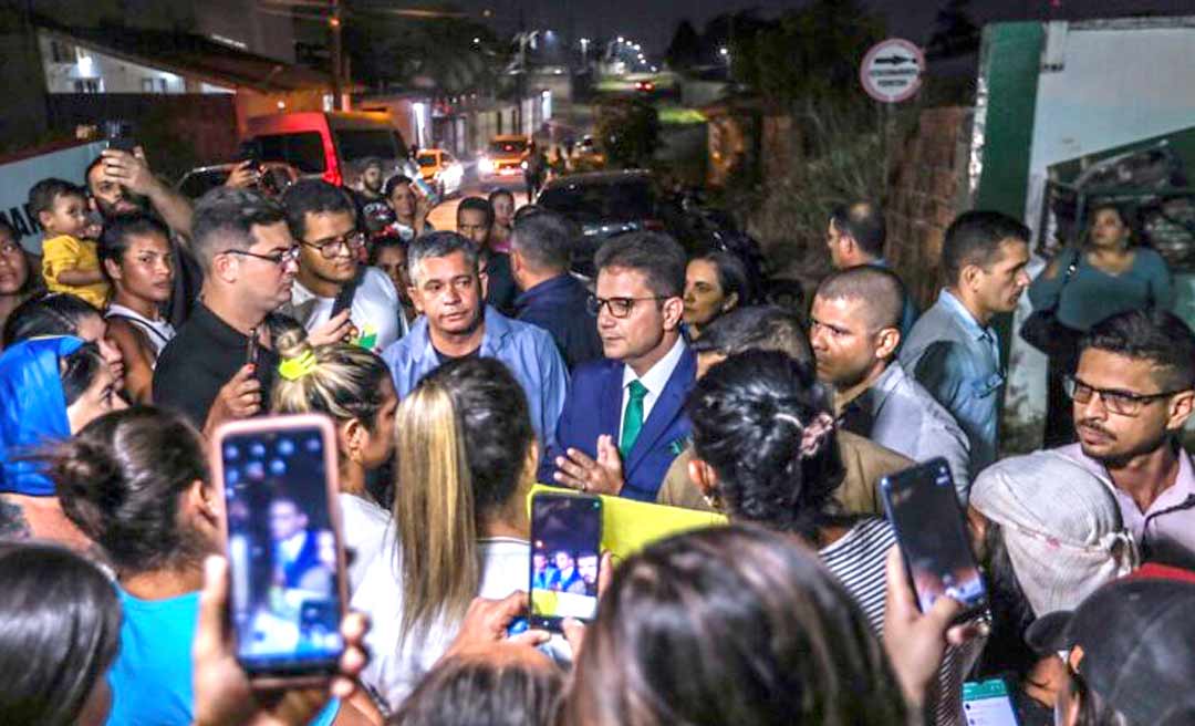 Gladson conversa com mulheres de presos e aprovados do Corpo de Bombeiros na frente da TV Acre