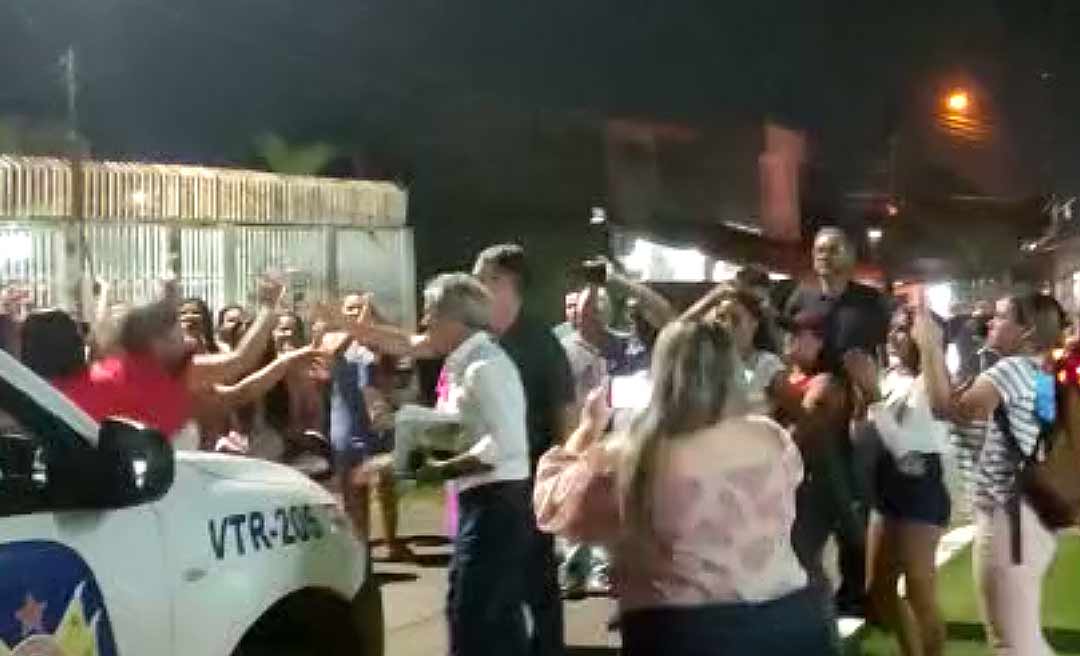 Jorge Viana chega na TV Acre e é recepcionado por militância