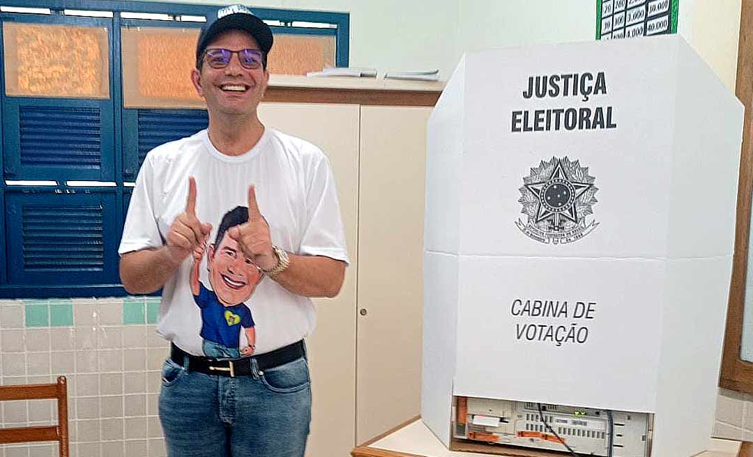Acompanhado da mãe, dona Linda, e do filho, Guilherme, Gladson vota em Cruzeiro do Sul
