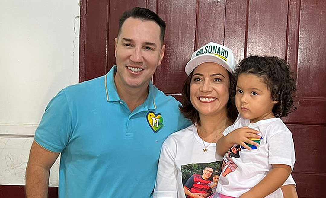 Mailza vota no Quinari acompanhada de Ney Amorim e da filha